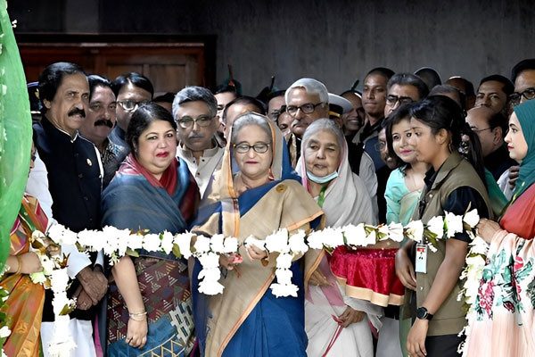 আওয়ামী লীগ গণতন্ত্রের ধারাবাহিকতা চায় : প্রধানমন্ত্রী