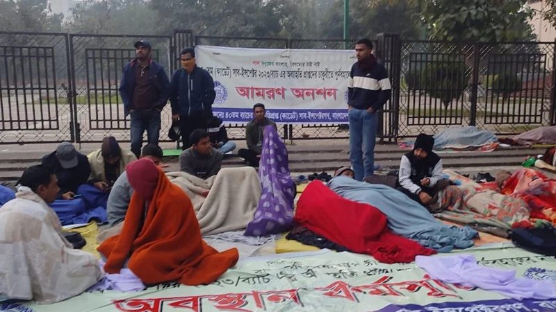 অব্যাহতি পাওয়া পুলিশ উপ-পরিদর্শকদের আমরণ অনশন চলছে