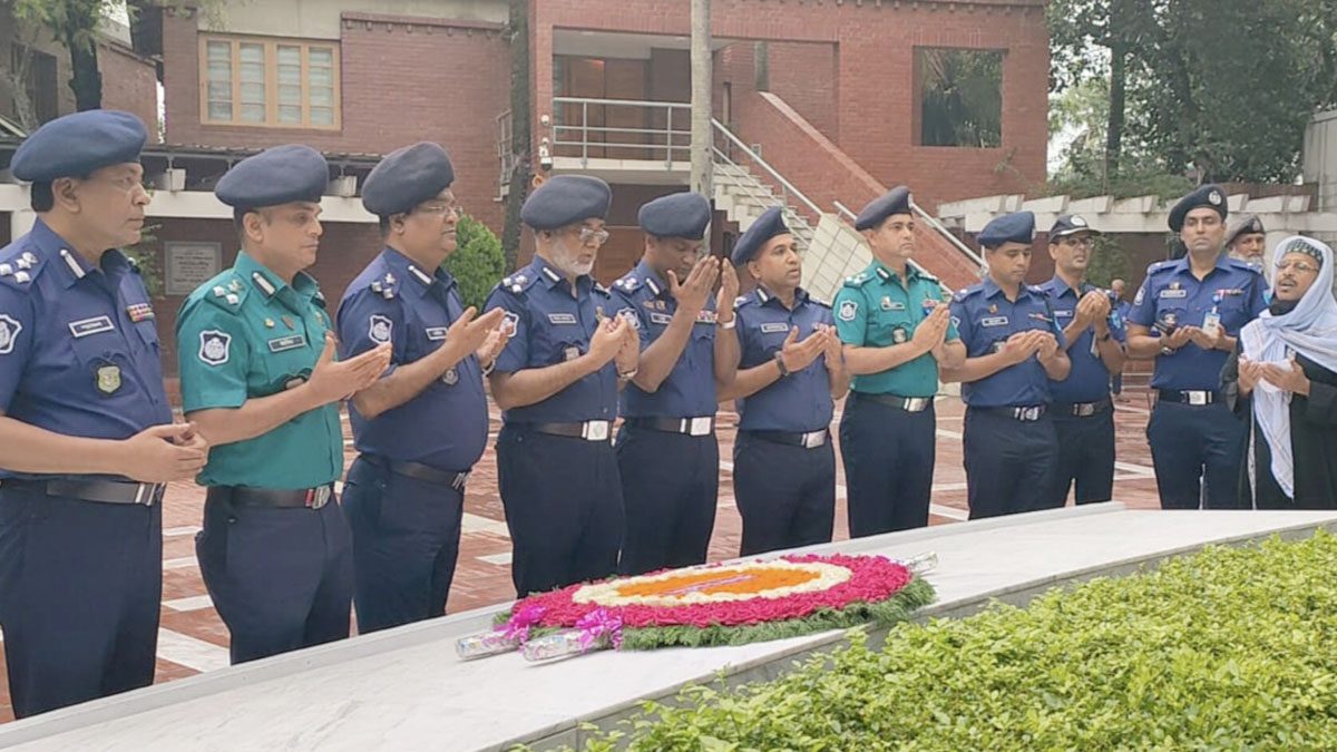 বঙ্গবন্ধুর সমাধিতে পদোন্নতিপ্রাপ্ত ৭ ডিআইজির শ্রদ্ধা