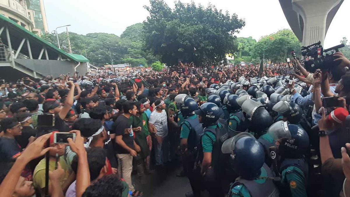 বাংলা ব্লকেড কর্মসূচি: ‘লক্ষ্মী ভাইয়েরা প্লিজ শাহবাগ মোড়ে চলে যান’