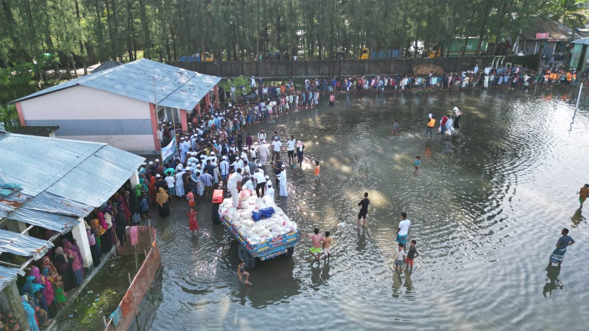 পানি কমলেও কমেনি দুর্ভোগ, বন্যার্তদের সহযোগিতায় লক্ষ্যমাত্রা বাড়াল আস-সুন্নাহ