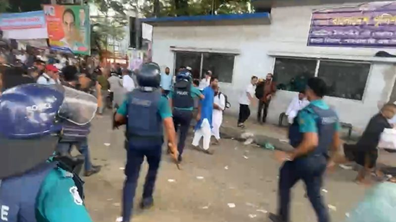 প্রেসক্লাবে শিক্ষকদের অবস্থান কর্মসূচিতে পুলিশের সাউন্ড গ্রেনেড নিক্ষেপ