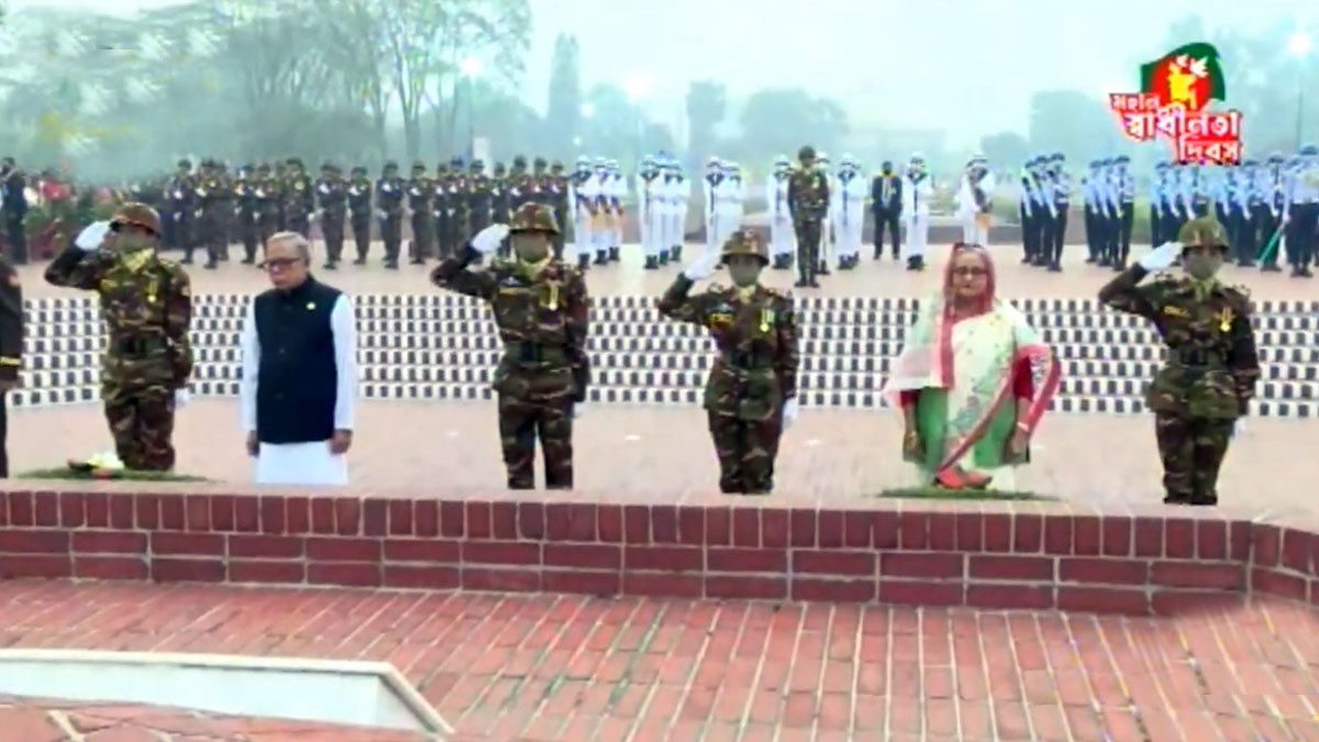 স্বাধীনতা দিবসে স্মৃতিসৌধে রাষ্ট্রপতি-প্রধানমন্ত্রীর শ্রদ্ধা