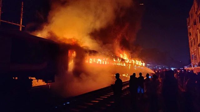 রাজধানীর গোপীবাগে বেনাপোল এক্সপ্রেস ট্রেনে আগুন