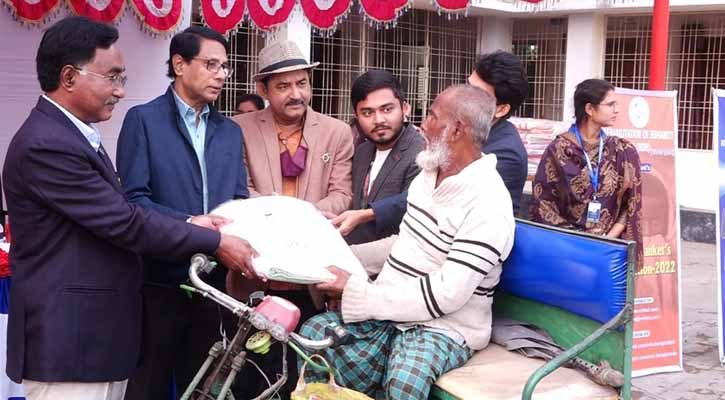 কুষ্টিয়ায় তিন শতাধিক শীতার্তরা পেলেন কম্বল
