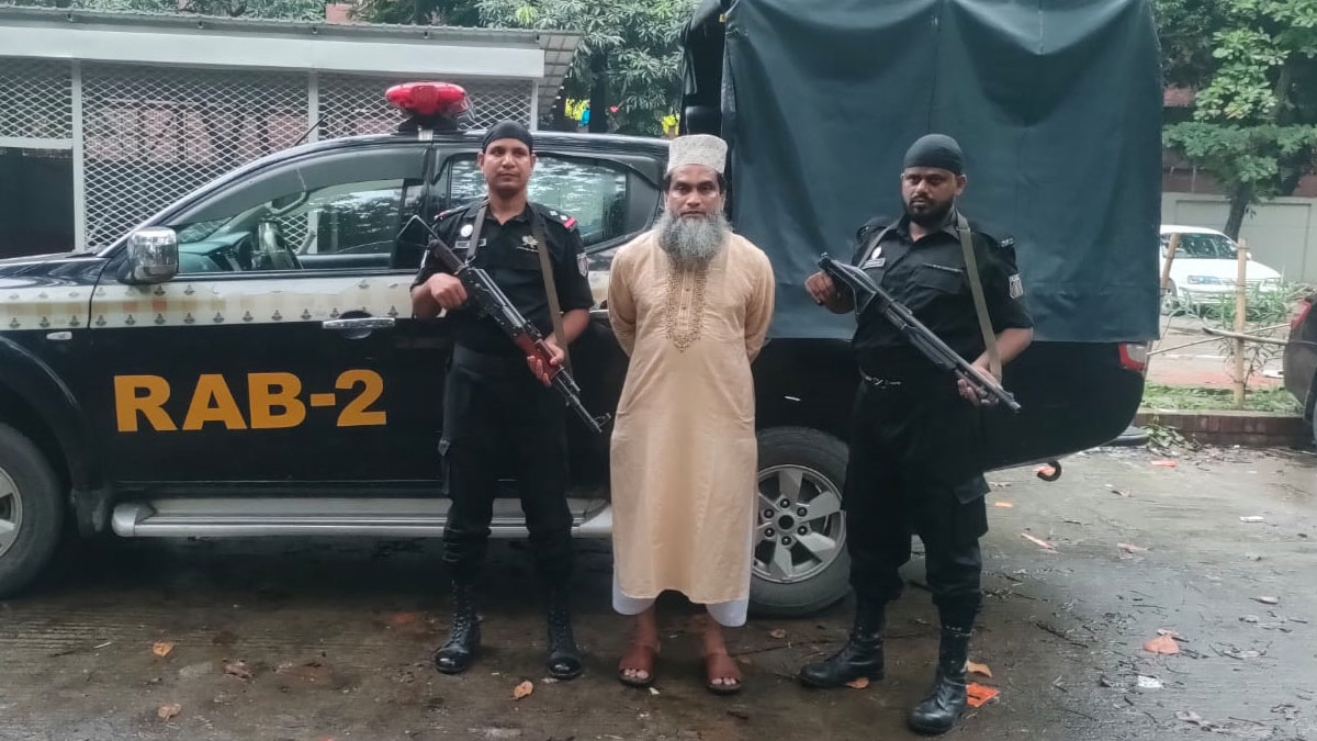 ৪৪ হজযাত্রীর টাকা আত্মসাৎকারী সেই এজেন্সি মালিক গ্রেপ্তার