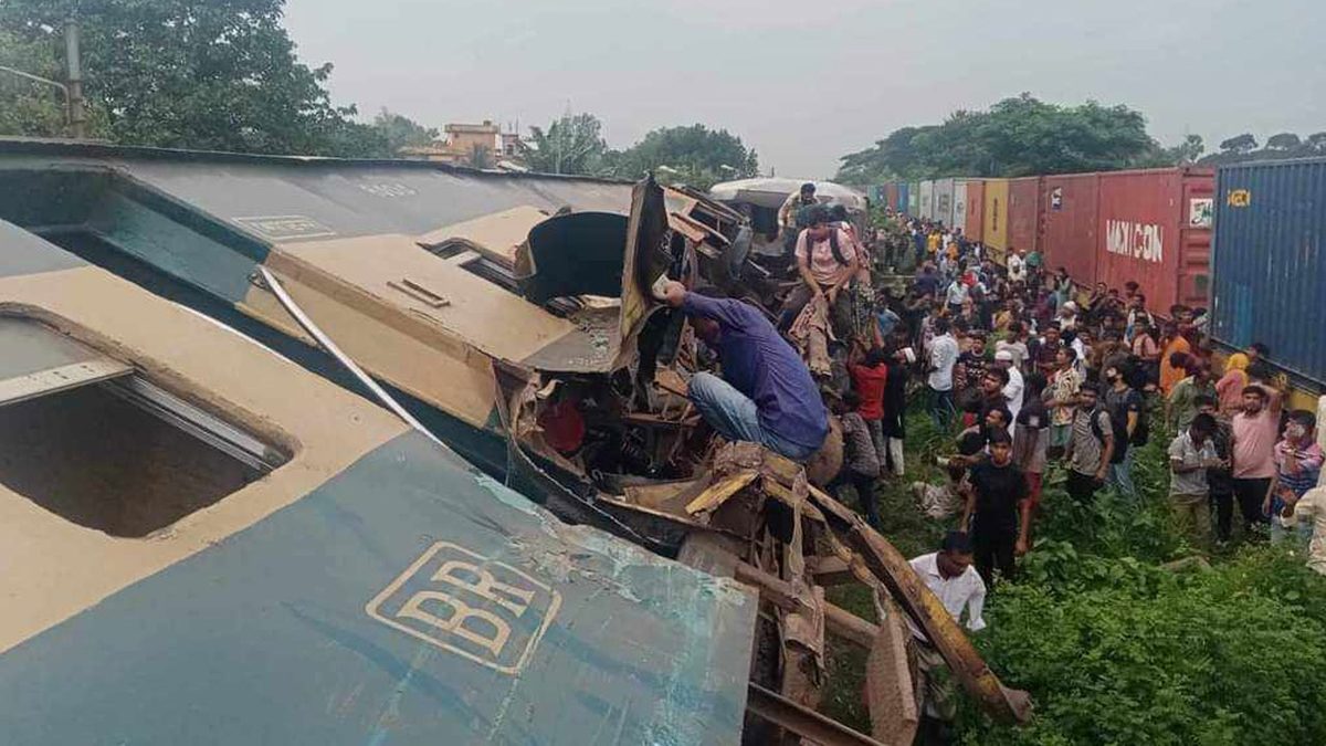 উদ্ধার কাজে যোগ দিতে ঢাকা থেকে ভৈরব যাচ্ছে রি‌লিফ ট্রেন