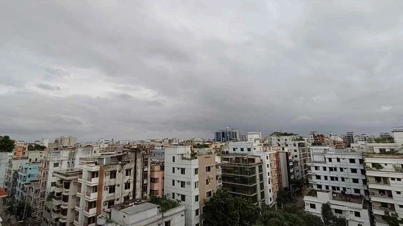 ঘূর্ণিঝড় ‘মিগজাউম’: রাজধানীতে গুঁড়ি গুঁড়ি বৃষ্টি