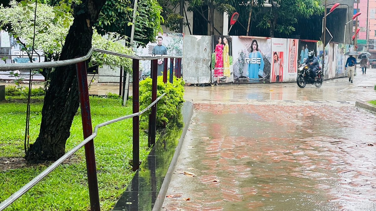 সাগরে নিম্নচাপ, রাজধানীসহ বিভিন্ন স্থানে শুরু হওয়া বৃষ্টি চলতে পারে দিনভর