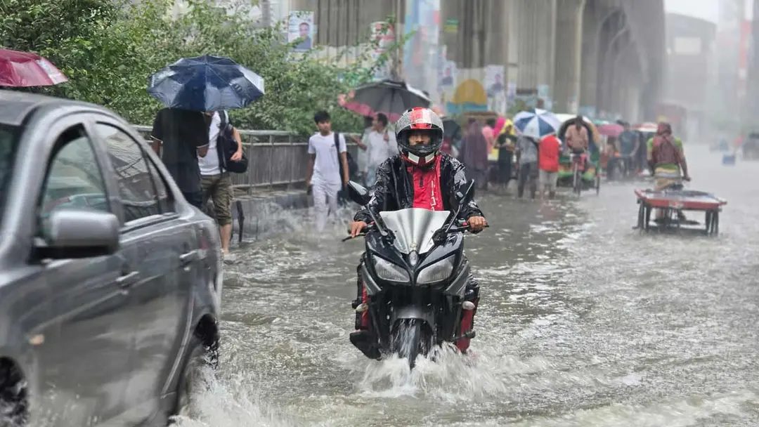 রাজধানীর সড়কে সড়কে পানি, অপ্রয়োজনীয় ভ্রমণ পরিহারের আহ্বান পুলিশের