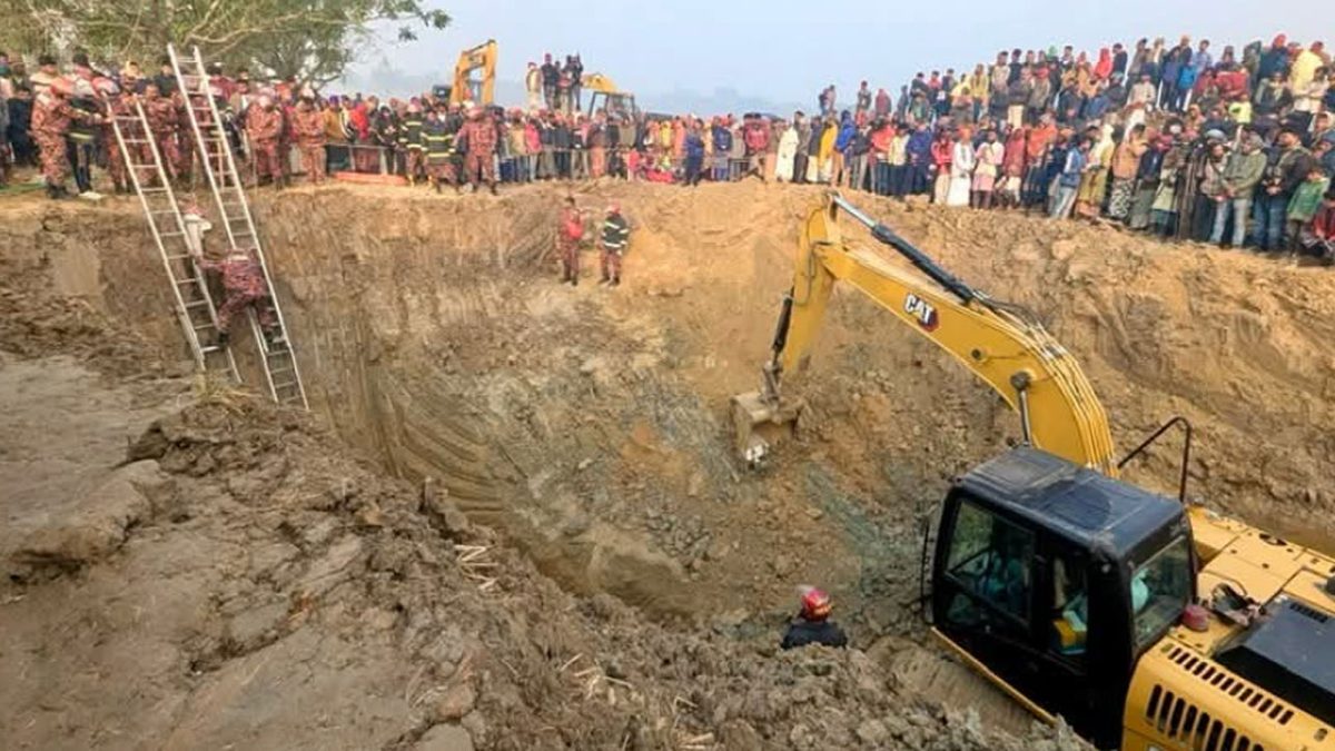 গর্তটির গভীরতা ১৫০ ফুট, ফায়ার সার্ভিস পৌঁছেছে কেবল ৩০ ফুট
