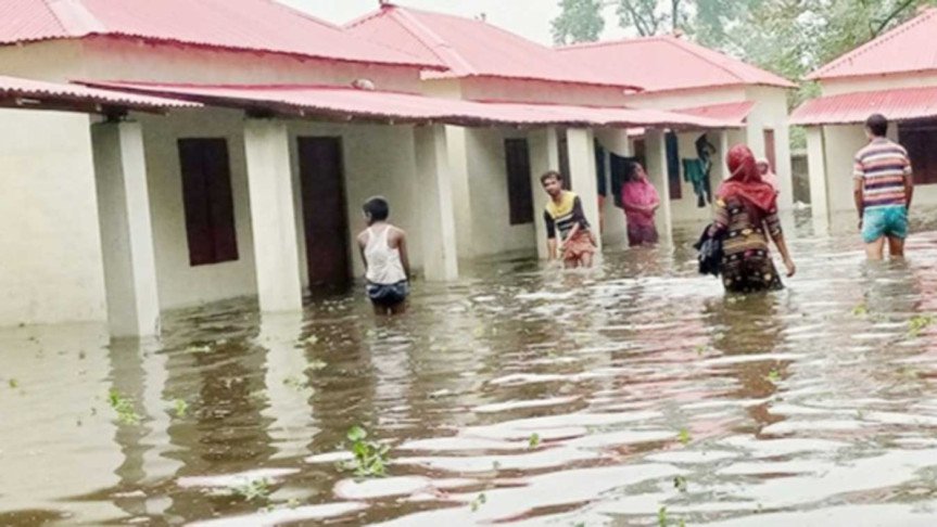 পানিতে ভাসছে আশ্রয়ণ প্রকল্পের ঘর