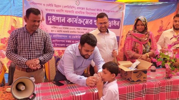 বিদ্যালয়ে গেলেই গুড়া দুধ পাচ্ছে ক্ষুদে শিক্ষার্থীরা!