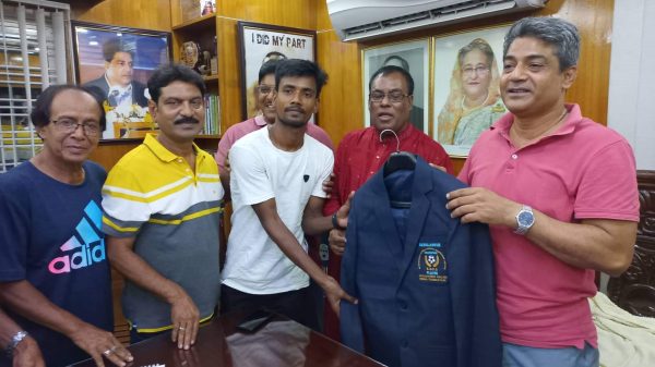 কুষ্টিয়া জেলা ফুটবল টিমের সদস্যদের ব্লেজার প্রদান করলেন এমপি জর্জ