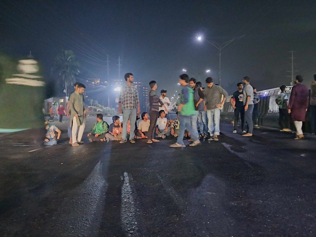মধ্যরাতে ঢাকা-আরিচা মহাসড়ক অবরোধ করলো জাবি শিক্ষার্থীরা; ধর্ষকের দৃষ্টান্তমূলক শাস্তির দাবি
