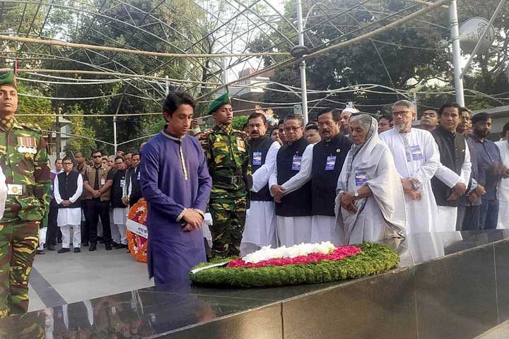 ঐতিহাসিক ৭ মার্চ: বঙ্গবন্ধুর প্রতিকৃতিতে প্রধানমন্ত্রীর পক্ষে শ্রদ্ধা জানালেন ববি