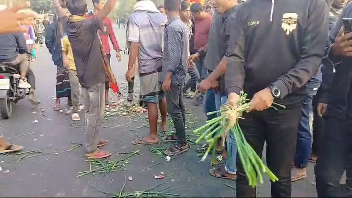 কুষ্টিয়ায় সড়কে পেঁয়াজ ছিটিয়ে কৃষকদের অবরোধ