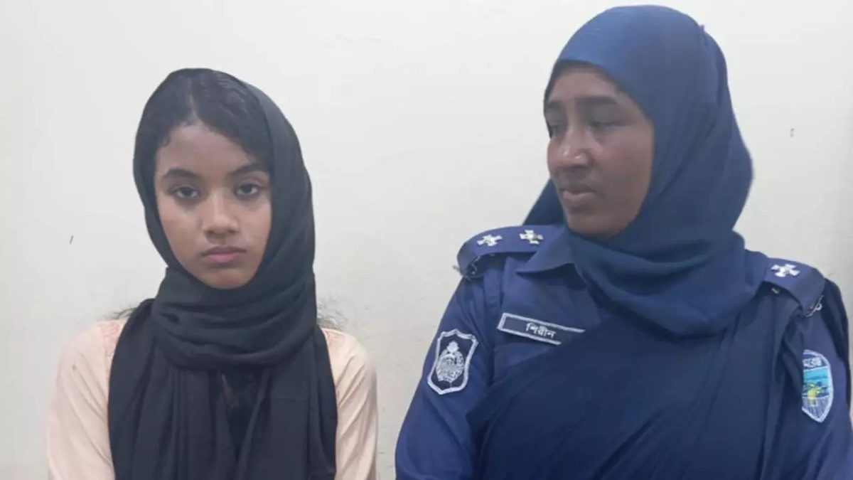 ছাত্রলীগ কর্মীকে পুলিশে দিলেন বৈষম্যবিরোধী শিক্ষার্থীরা