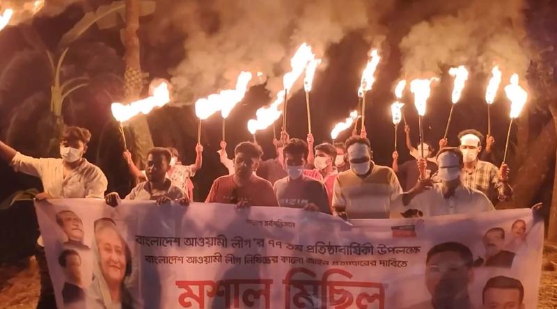 আ.লীগের প্রতিষ্ঠাবার্ষিকী উপলক্ষে নিষিদ্ধ ছাত্রলীগের মশাল মিছিল