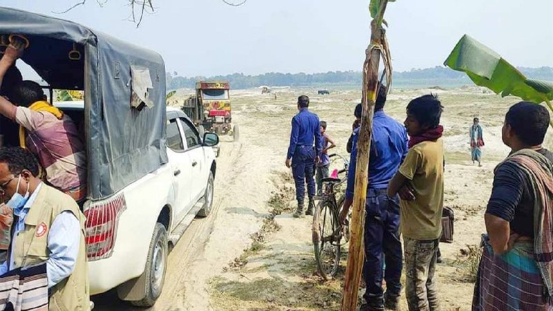 কুমারখালীতে গড়াই নদী থেকে বালু-মাটি তোলায় চারজনের জেল