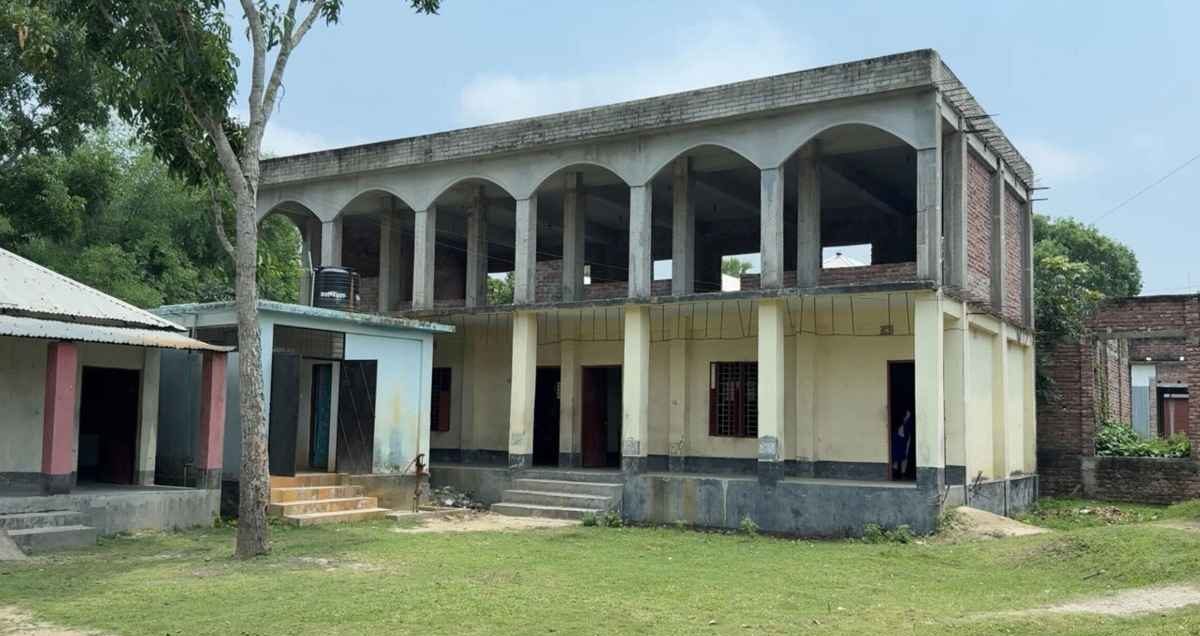 ৩৭ লাখ টাকা ব্যয়ে বিদ্যালয়ের দোতলা ভবন নির্মাণ, নেই ওঠার সিঁড়ি