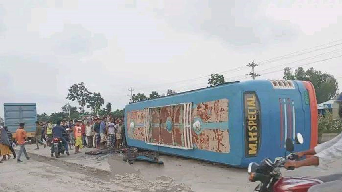 মহাসড়কে যাত্রীবাহী চলন্ত বাস উল্টে নিহত ১