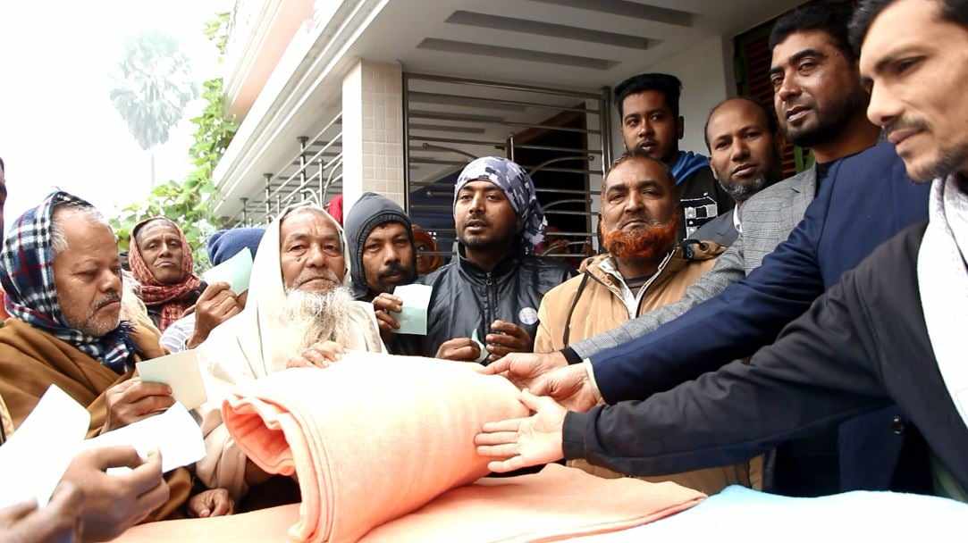 খোকসায় শীতার্ত মানুষের মাঝে রহমানীয়া ট্রাস্টের শীতবস্ত্র বিতরণ