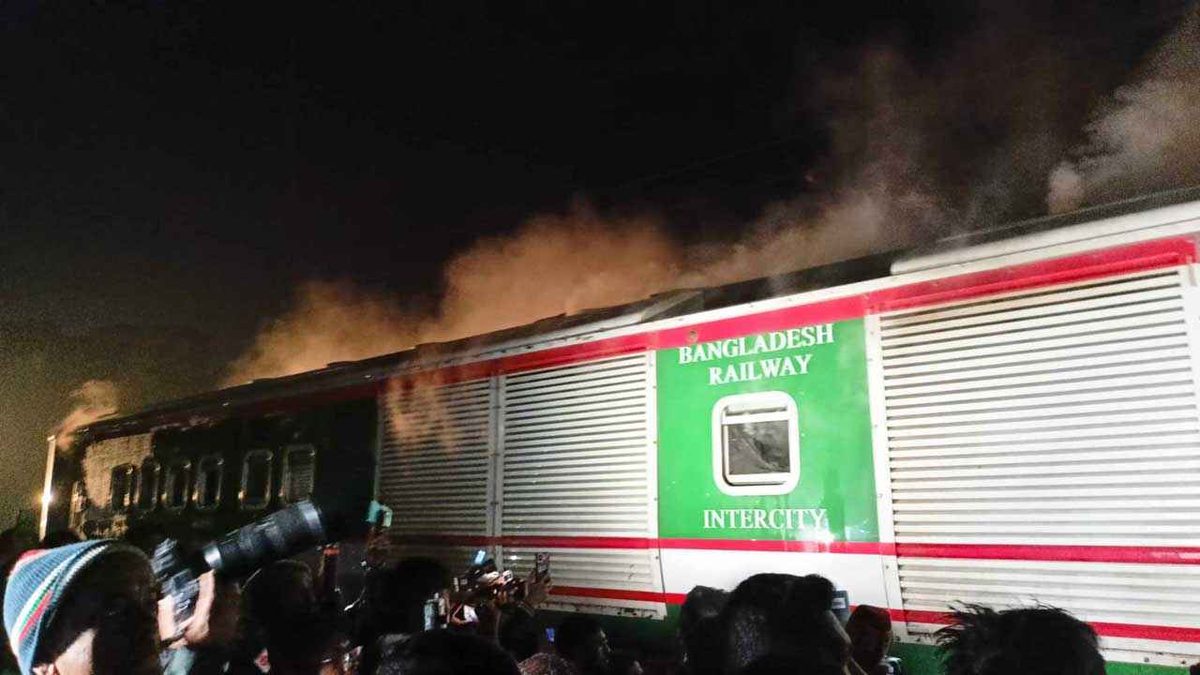 বেনাপোল এক্সপ্রেসে আগুন : ৭ সদস্যের তদন্ত কমিটি গঠন