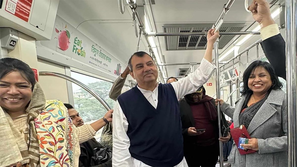 গাড়ীতে নয়,মেট্রোরেলে চড়ে পরিবেশ অধিদফতর পরিদর্শনে গেলেন মন্ত্রী