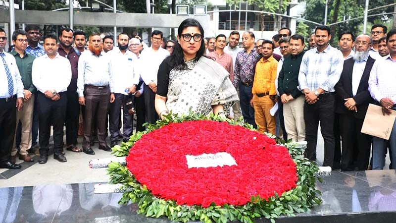 বঙ্গবন্ধুর প্রতিকৃতিতে জবির নবনিযুক্ত উপাচার্যের শ্রদ্ধা
