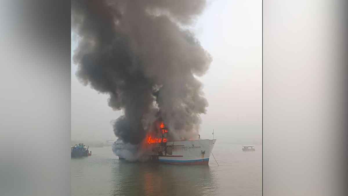 সেন্টমার্টিনগামী পর্যটকবাহী জাহাজে আগুন