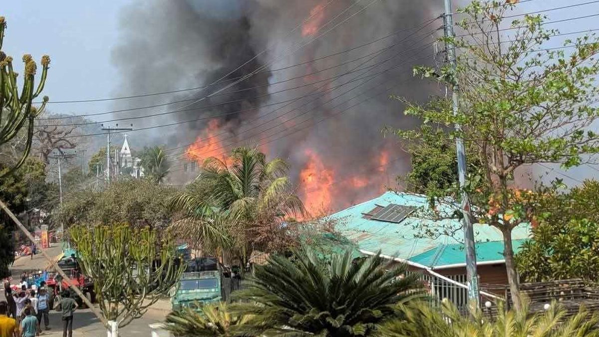 আড়াই ঘণ্টায়ও নিয়ন্ত্রণে আসেনি সাজেকের আগুন, পুড়ছে রিসোর্ট-কটেজ