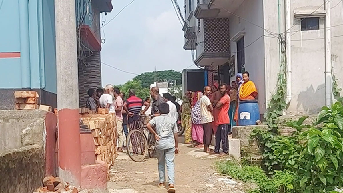 সন্তান নিয়ে স্বামী উধাও, ঘরে স্ত্রীর রক্তাক্ত মরদেহ