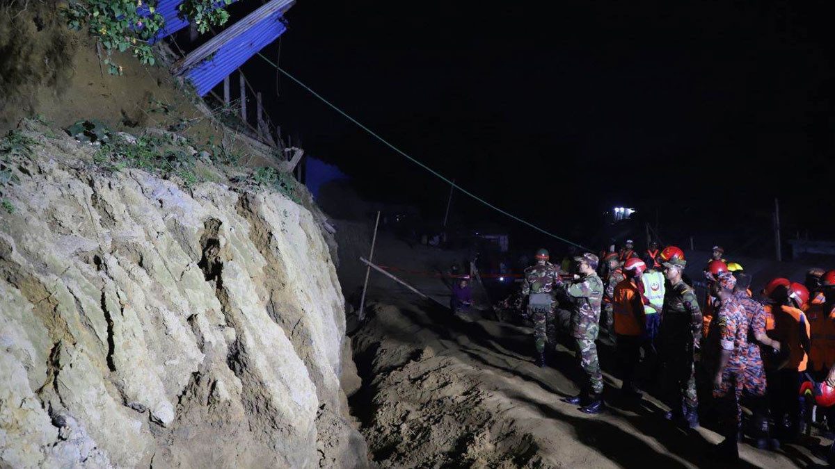 চট্টগ্রামে ভূমিধসের ঘটনায় উদ্ধার কাজে সেনাবাহিনী