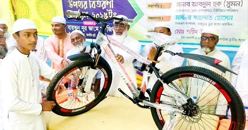 টানা ৪০ দিন জামাতে নামাজ আদায় করে পুরস্কার পেল ৭ কিশোর