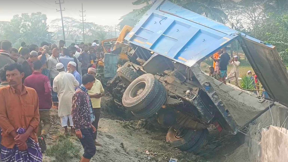 ময়মনসিংহে বালি বোঝায় ট্রাকে ট্রেনের ধাক্কা, নিহত ৩