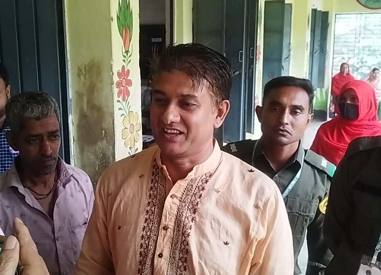 ভোটারের ভোট নিজে দিয়ে প্রত্যাহার হলেন পোলিং অফিসার