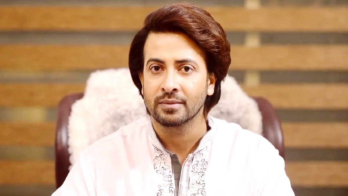 ওমরা পালনে মক্কায় গেলেন শাকিব খান