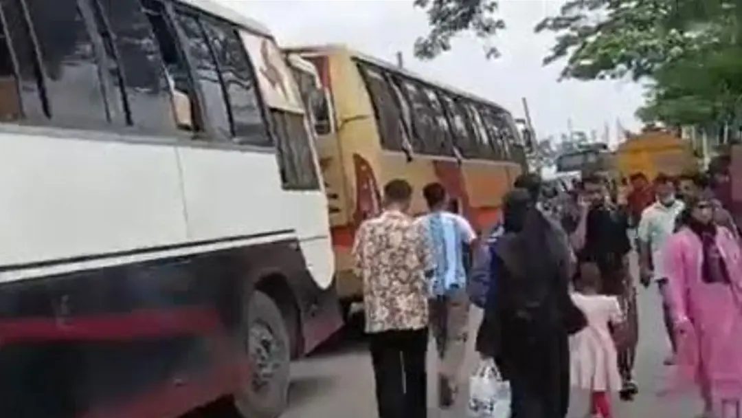 মহাসড়কে গ্রামবাসীর দফায় দফায় সংঘর্ষ, আটকে আছে যানবাহন