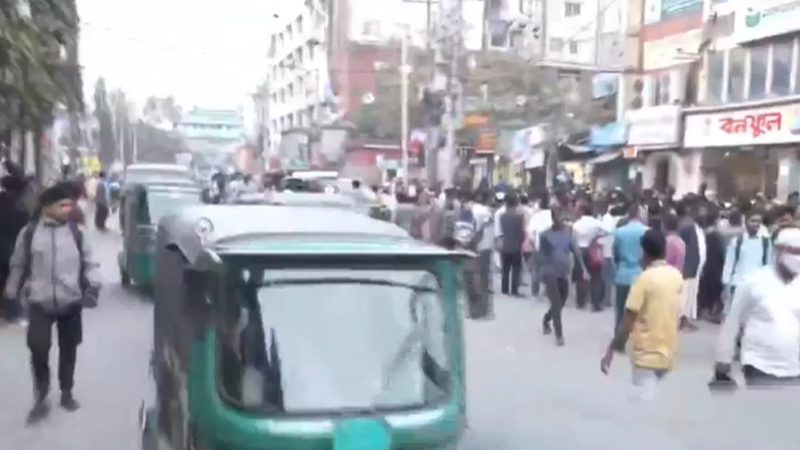 চট্টগ্রামে উচ্ছেদ অভিযানে পুলিশ-হকার সংঘর্ষ