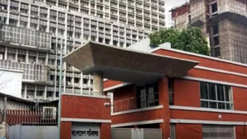 সচিবালয়ে গেটে পুলিশের সঙ্গে শিক্ষার্থীদের ধাওয়া-পাল্টা ধাওয়া