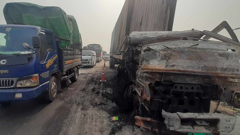 টাঙ্গাইলে লরি-কাভার্ড ভ্যান মুখোমুখি সংঘর্ষে, চালক নিহত
