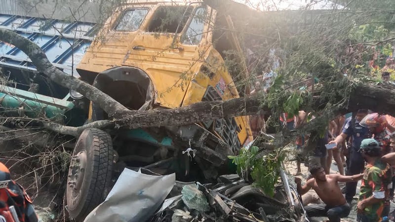 ঝালকাঠিতে ট্রাক-প্রাইভেটকার-অটোরিকশা সংঘর্ষে নিহত বেড়ে ১৪