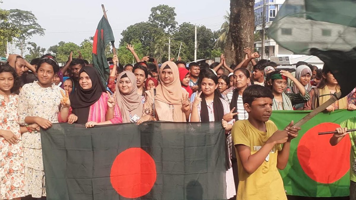 পঞ্চগড়ের তেঁতুলিয়ায় শিক্ষার্থী-জনতার বিজয় উল্লাস