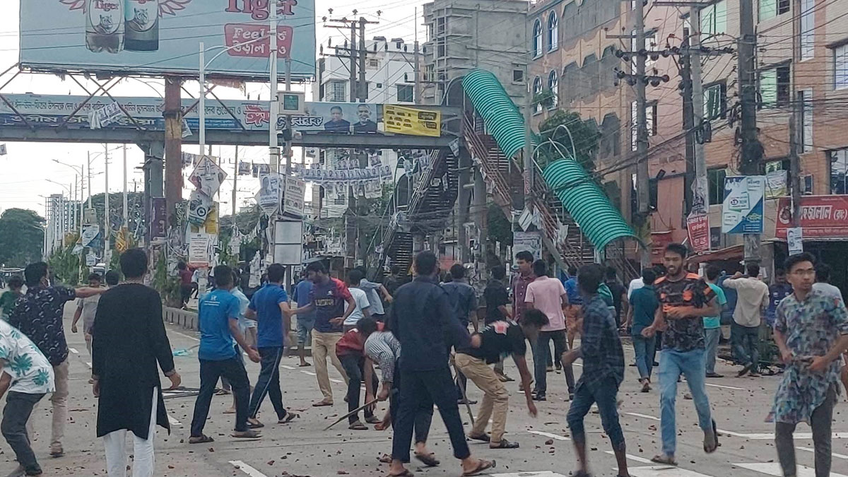 শাবি শিক্ষার্থীদের সঙ্গে স্থানীয়দের ধাওয়া-পাল্টা ধাওয়া,দোকানপাট ভাঙচুর