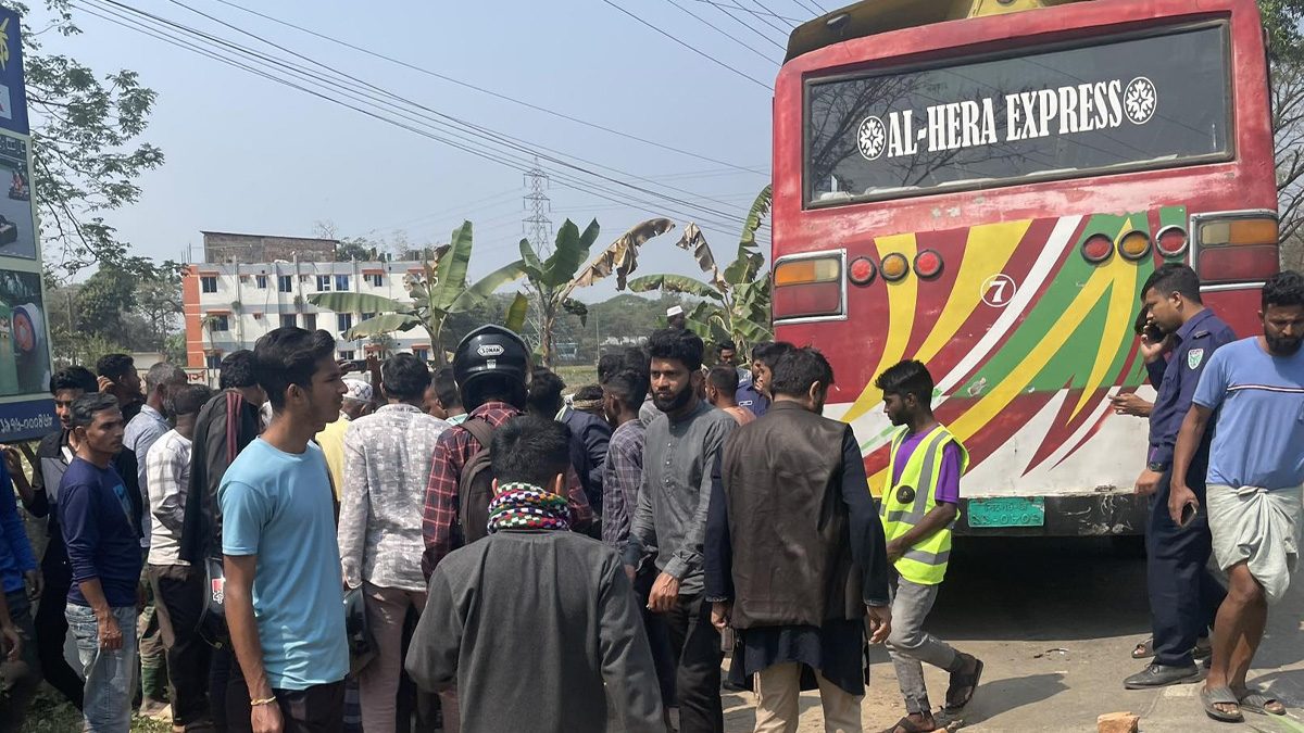 বাস-মোটরসাইকেল মুখোমুখি সংঘর্ষে পুলিশ সদস্যের মৃত্যু