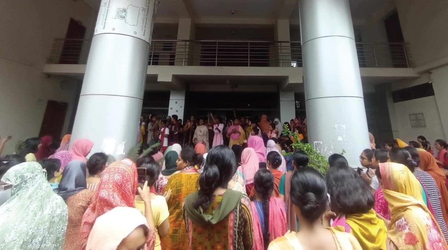 অনির্দিষ্টকালের জন্য বন্ধ জবি, ছাত্রীদের বিক্ষোভ মিছিলে অবরুদ্ধ প্রভোস্ট
