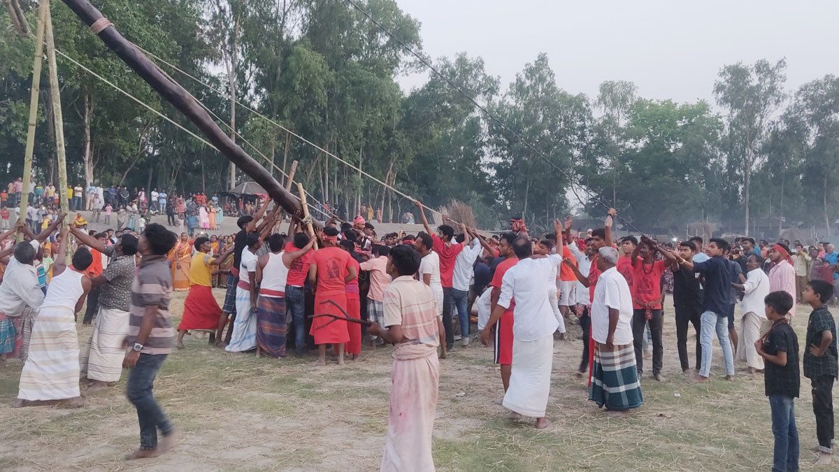 টাঙ্গাইলে যমুনার তী‌রে চড়ক পূজা দেখতে দশনার্থীদের ভিড়