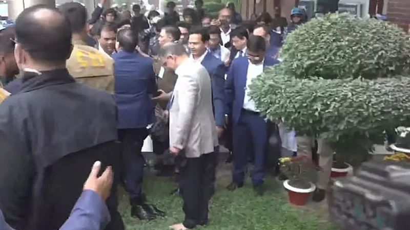 জুতা খুলে দেশের মাটি স্পর্শ করলেন তারেক রহমান