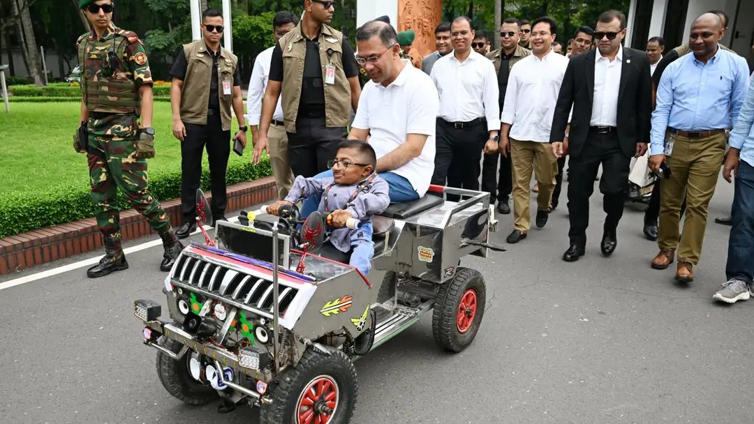 বিশেষ চাহিদাসম্পন্ন কলেজছাত্রের বানানো ‘স্মার্ট কারে’ চড়লেন প্রধানমন্ত্রী